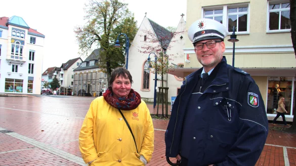 Im Gespräch: Cornelia Diekjobst mit dem neuen Bezirksbeamten von Lage, Jörg Kuhlemann, der sich auf seine kommenden Gespräche mit Bürgern freut. - © Cordula Gröne