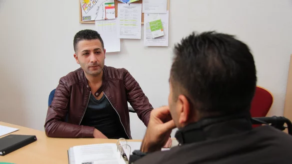 Im Gespr&auml;ch: Kemal Kort hat mittlerweile ein eigenes B&uuml;ro im Haus der Kirche in Herberhausen. Hier hilft er Menschen aus dem Quartier bei &Uuml;bersetzungen, dem Ausf&uuml;llen von Antr&auml;gen und vielem mehr. - &copy; Jana Beckmann