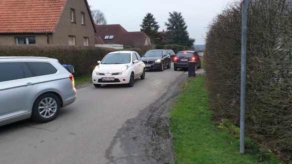 Seit die Ahmser Stra&szlig;e gesperrt ist, herrscht t&auml;glich Verkehrschaos in der Siedlung &bdquo;Auf dem Sepp". - &copy; Marco Thias
