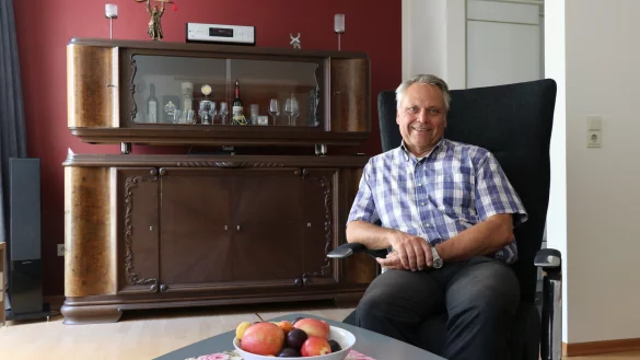 Roland Thomas sitzt im Sessel seiner kleinen Altstadtwohnung. Seine Einrichtung ist teils antik, teils modern.&nbsp; - &copy; Alexandra Schaller