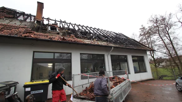 Aufr&auml;umarbeiten an ausgebrannter Wohnung in Hohenhausen. - &copy; Jens Rademacher