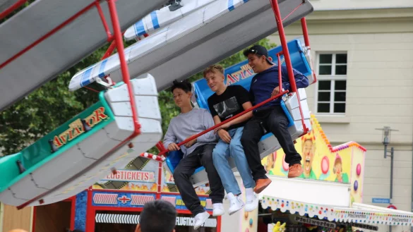Soheyl, Leon und Deltwesh (von links) genie&szlig;en die luftige Fahrt im "Aviator". - &copy; Sandra Castrup (LZ)