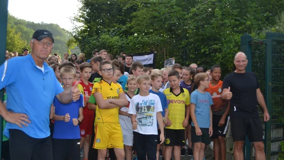 Sportliches Engagement: Schulleiter Karsten Fahrenkamp (rechts) wartet mit Schülern auf den Startschuss zum „Lauf gegen Rassismus" am Hermann-Vöchting-Gymnasium im August 2015. - © Dominic Behde