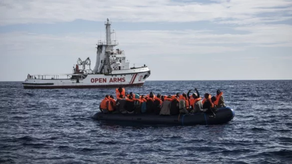 Gef&auml;hrliche Tour &uuml;bers Mittelmeer: Fl&uuml;chtlinge die auf einem Schlauchboot im Mittelmeer treiben freuen sich &uuml;ber die Ankunft eines Schiffes der spanischen Nichtregierungsorganisation Pro Activa Open Arms. - &copy; Javier Fergo/AP/dpa