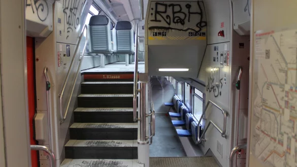 Vandalismus: Hannover-96-Ultras haben einen Regionalexpress zerst&ouml;rt. - &copy; dpa