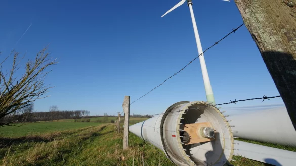 Der Bauernkamp bei Veldrom ist ein besonders ertragreicher Acker f&uuml;r Windbauern. Im Vordergrund liegen ausgediente Rotorbl&auml;tter einer modernisierten Windenergieanlage. Am Hang des Eggebergs im Hintergrund links soll ein weiteres Windrad entstehen. - &copy; Jost Wolf