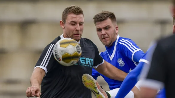Konzentriert bei der &bdquo;Arbeit": der Schl&auml;nger Maik Fehse (blau) und der Berlebecker Tobias Hager (links).3 - &copy; Egon Penner