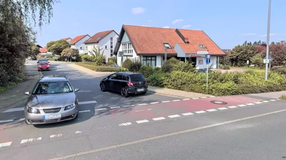Der Vorfall soll sich im August 2024 auf diesem Parkplatz an der Bodelschwinghstraße in Lemgo ereignet haben. - © Apple Maps