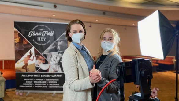 Der Lemgoer Tanz-Treff Hey hat momentan vollst&auml;ndig auf Online-Lehrvideos und Live-Unterricht umgesattelt &ndash; vor Ort ist jeglicher Unterricht verboten. Constanze Hey (links) und Azubi Jana Studjonow tanzen bei den Dreharbeiten vor. - &copy; Tanzschule Hey
