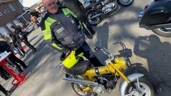 Ralf Teckentrup ist stolzer Besitzer einer Honda Dax mit 2 PS und geh&ouml;rt mit seiner Maschine zu den Stammg&auml;sten des Biker-Treffs an der Brocker M&uuml;hle im Kreis G&uuml;tersloh. - &copy; Christian Br&ouml;der