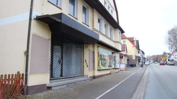 Die Schotten sind dicht: Im Schreibwarenladen Hieronymus hat es neben Büchern auch einen Hermes-Paketservice, eine Lotto-Annahmestelle und ein Reisebüro gegeben. Jetzt ist das Geschäft an der Rintelner Straße in Hohenhausen nach 32 Jahren nicht mehr da. - © Nadine Uphoff