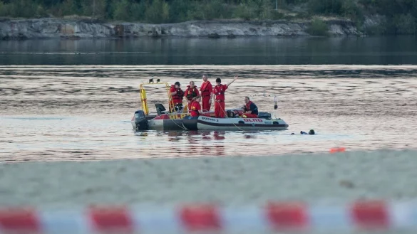 Retter suchen einen Badesee ab. - &copy; picture alliance / dpa (Symbolbild)