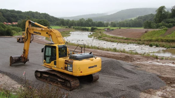 Ersatz am Ufer der Emmer: Derzeit entsteht ein neuer Parkplatz an der unteren Emmer als Ausgleich für den, der durch den Bau des Emmerdurchlasses verschwunden ist. - © Marianne Schwarzer