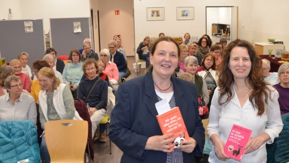 Genie&szlig;en die Atmosph&auml;re: Autorin Rebecca Niazi-Shahabi (rechts) und Gleichstellungsbauftragte Grita Behrens. Foto: Sibylle Kemna - &copy; Sibylle Kemna
