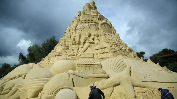 Diese Sandburg soll ein neuer Weltrekord werden. - © dpa