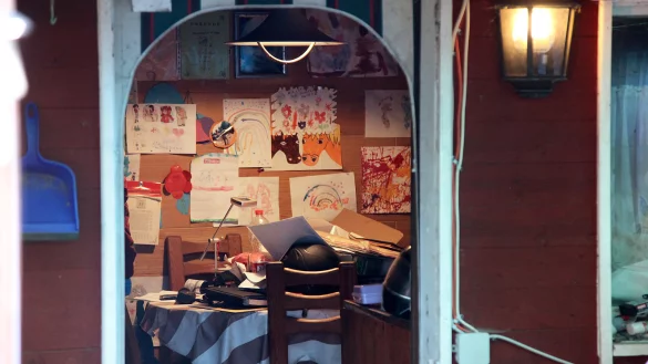 Ort des Missbrauchs: Ein Blick in die H&uuml;tte des Hauptbeschuldigten l&auml;sst die chaotischen Wohnverh&auml;ltnisse von Andreas V. nur erahnen. An der Wand h&auml;ngen gemalte Bilder. - &copy; Bernhard Preuss