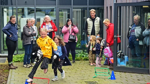 Mira und Tamina testen beim Kalletaler Gesundheitstag begeistert das "Hobby Horsing" - also das Steckenpferd-Reiten. - © Nicole Ellerbrake