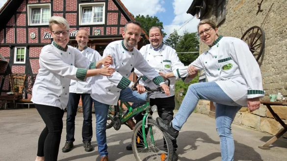 Kaum zu halten: (von links) Wilma Thorenmeier (Alter Krug Ruensiek), Uwe Hagemeier (Gasthaus Meinberger Schweiz), Xhafer Salihi (Gasthaus Lallmann), Norbert Lange (Landhaus Schieder) und Annette Reinking (Gasthaus zur Ortm&uuml;hle) von den lippischen Landwirten laden zur Radtour ein. - &copy; Bernhard Preu&szlig;