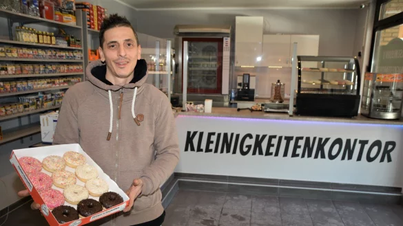 Daniele Ventura hat am Er&ouml;ffnungstag Donuts f&uuml;r die Kinder und Sekt f&uuml;r die Erwachsenen als Willkommensgeschenke. - &copy; Karin Prignitz