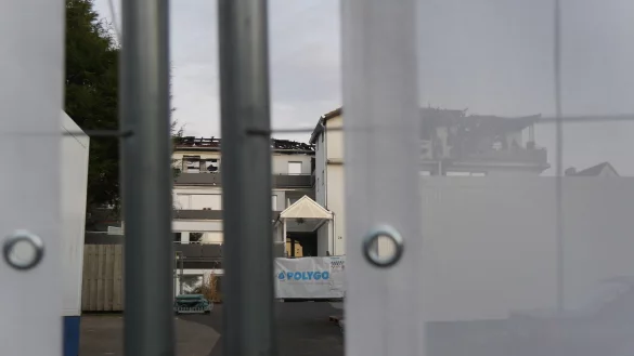 Eine Brandsanierungsfirma aus Schloß Holte-Stukenbrock ist in der Brunnenstraße derzeit mit Aufräumarbeiten beschäftigt. - © Jost Wolf