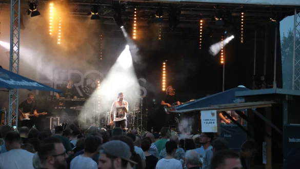 Im Rampenlicht: Die Band &bdquo;HEROcks" mit S&auml;nger Manuel Hahn spielt am Samstag beim &bdquo;Lippe Open Air". - &copy; Guntmar Wolff