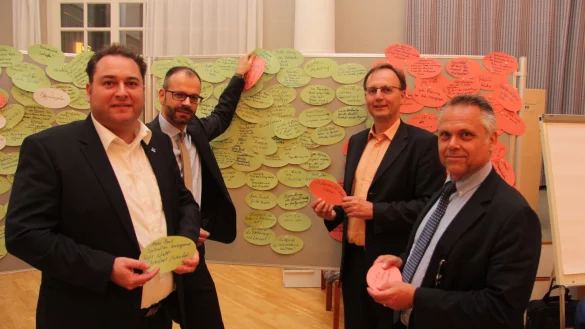 Kurdirektor Stefan Krieger, Moderator Cornelius Obier von &bdquo;Projekt M", Volker Heuwinkel (Vorsitzender Aufsichtsrat Staatsbad) und B&uuml;rgermeister Roland Thomas (von links)&nbsp; stehen nach der dreist&uuml;ndigen Veranstaltung an den Stellw&auml;nden, an denen die Stichworte der Teilnehmer zu bestimmten Themen h&auml;ngen. - &copy; Stefan Backe