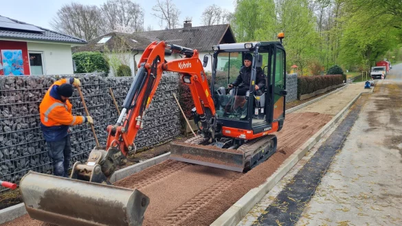 Mitarbeiter der Schiederaner Firma Glowatzki stellen derzeit den Bürgersteig von der Straße Die Helle zum Spielplatz an der Blomberger Straße her. - © Marianne Schwarzer