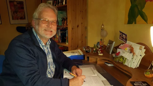 Hajo G&auml;rtner korrigiert Sch&uuml;lerarbeiten am heimischen Schreibtisch. Was fr&uuml;her l&auml;stige Pflicht war, ist nun f&uuml;r den reaktivierten Philosophielehrer Teil eines befriedigenden Halbtagsjobs an seiner alten Schule. - &copy; Dieter Asbrock