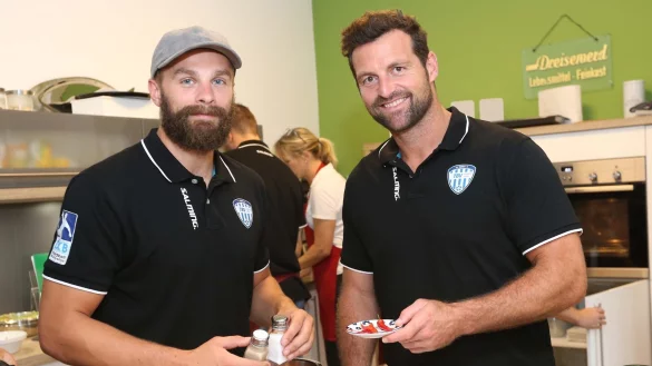 Auch in der K&uuml;che ein gutes Team: TBV-Spielmacher Andrej Kogut (links) und Trainer Florian Kehrmann talken bei der LZ mit TBV-Anh&auml;ngern. - &copy; Paul Cohen