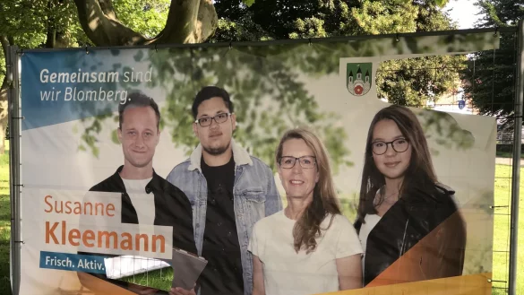 Auf dem Wahlplakat der CDU Blomberg am Hamburger Berg ist sowohl das Logo der Christdemokraten als auch das Wort "Kompetent." unterhalb des Namens der B&uuml;rgermeister-Kandidatin rausgeschnitten worden. Gut zu sehen, ist hingegen das Piktogramm oben rechts, das sehr stark an das Stadtwappen erinnert. - &copy; Seda Hagemann