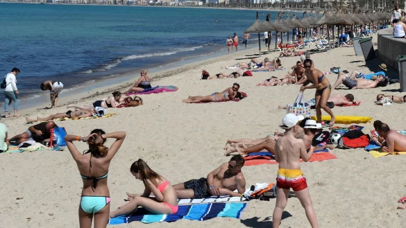 Touristen am Strand - &copy; Foto: Jens Kalaene