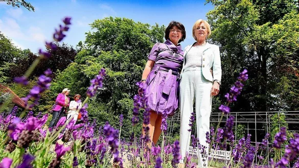 Maria Unger, im fliederfarbenen Kleid, bedankte sich im Namen der B&uuml;rger bei Liz Mohn. Auch in ihrem eigenen Garten erfreue sie sich an Lavendel, berichtete die Bertelsmann-Chefin. - &copy; FOTOS: PATRICK MENZEL