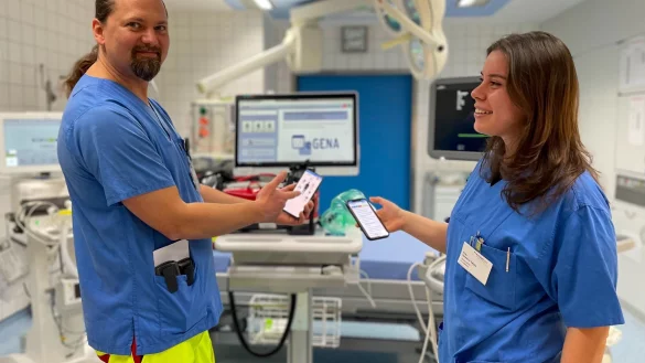 David Ptascheck und Sevdenur Karaca betreuen das Sicherheitstool. - &copy; Klinikum Lippe