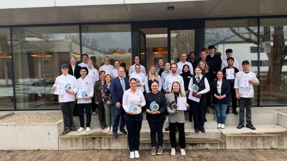 18 angehende Hoteliers und Gastronomen präsentierten sich bei de Jugendmeisterschafte von ihrer besten Seite und bearbeiteten komplexe Aufgaben. - © Dehoga Lippe