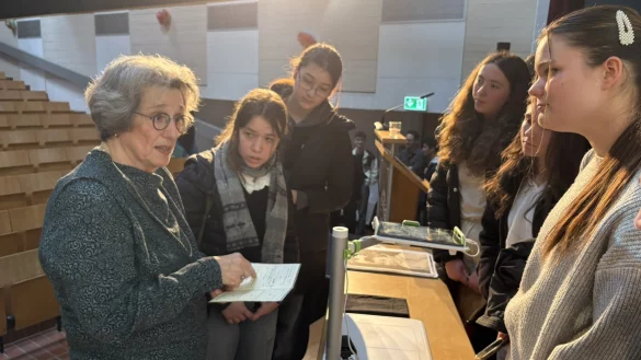 Viele Sch&uuml;ler des Leopoldinums suchen nach dem Vortrag das Gespr&auml;ch mit Rozette Kats. - &copy; Jan Schillmann