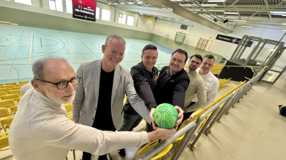 Gemeinsam in die Zukunft gehen (v. l.) THL-Geschäftsführer Wolfgang Huppke, Horatec-Chef Wolfgang Thorwesten, THL-Geschäftsführer Andreas Blüsse, Augustdorfs Kämmerer Patrick Herrmann, Roman Marx (Bauamt) und Handball-Fördervereinschef Carsten Kuhlmann. - © Jens Reddeker