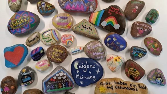Die Asemisser Grundsch&uuml;ler haben diese Steine bemalt und im Ort verteilt. Das hat einen besonderen Grund. - &copy; Grundschule Asemissen