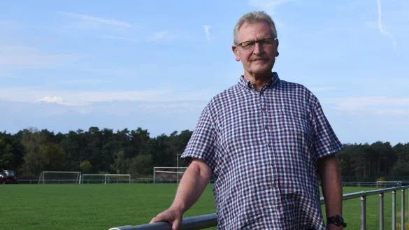 Gottfried Dennebier bevorzugt die zweite Ausbauvariante, weil dabei auch das Augustdorfer Sporthaus mit renoviert werden k&ouml;nnte. - &copy; Raphael Bartling