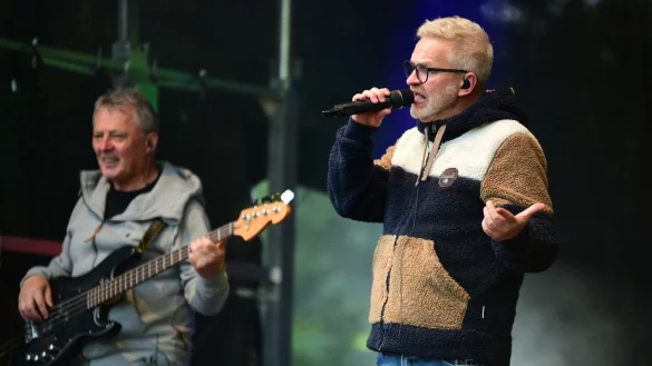 Bassist Michael Heindel und S&auml;nger Andy Link von der B&auml;nd "H&ouml;rger&auml;t" geben auf der B&uuml;hne alles. - &copy; Nicole Ellerbrake