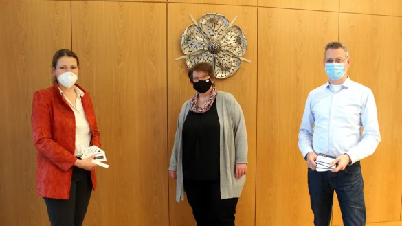 Dr. Kerstin Ahaus, Leiterin des Gesundheitsamts, Mechthild Petersmeier, Leiterin der Heimaufsicht, und Dr. Hans-Christian K&ouml;rner, Leiter der Bezirksstelle Detmold der Kassen&auml;rztlichen Vereinigung, schulten das Pflegepersonal zur Anwendung von Antigen-Schnelltests.&nbsp; - &copy; Kreis Lippe