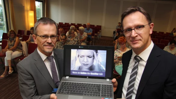 Wenn die Blitze einschlagen: Dr. Jörg Kühne (links) und Prof. Dr. Christoph Redecker hatten gestern Abend viele Fakten und Informationen zum Thema Kopfschmerzen im Gepäck. - © Backe