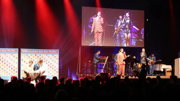 Lossprechungsfeier: F&uuml;r die 688 Gesellen und ihre Familien und Freunde gab es ein gro&szlig;artiges B&uuml;hnenprogramm. - &copy; Guntmar Wolff