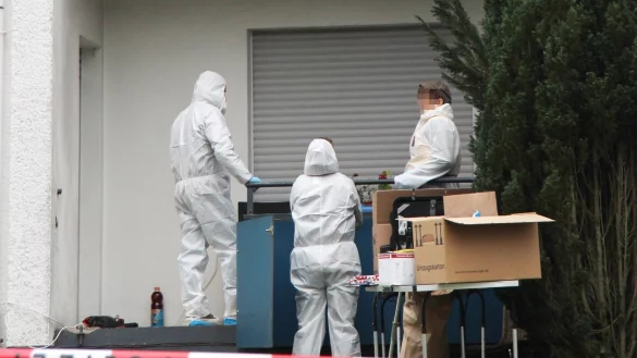23. Januar 2018: Polizisten der Sonderkommission &bdquo;August" sichern am Tatort in Augustdorf Spuren. Die 37-j&auml;hrige Rum&auml;nin war am fr&uuml;hen Vormittag tot in der Wohnung des Vier-Parteien-Hauses gefunden worden. - &copy; Archivfoto: Martin Hostert