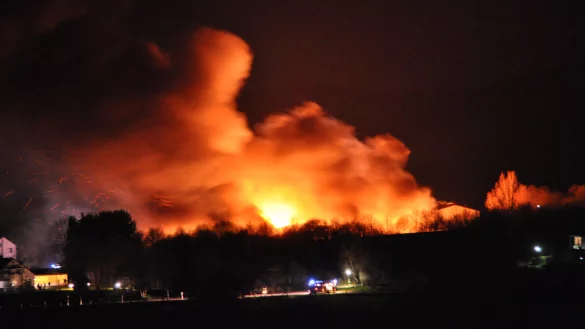 Einer der gr&ouml;&szlig;ten und herausfordernsten Eins&auml;tze f&uuml;r Karl-Heinz Brakemeier: Der Brand der Entsorgungsfirma OWL in Schwalenberg 2010. - &copy; Archivfoto: Marianne Schwarzer