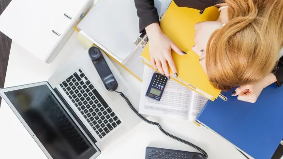 Die Arbeit stapelt sich? - &copy; Foto: Monique W&uuml;stenhagen/dpa-tmn/Illustration