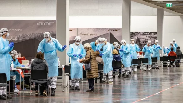 Massentest - &copy; Foto: Expa/Johann Groder/APA/dpa