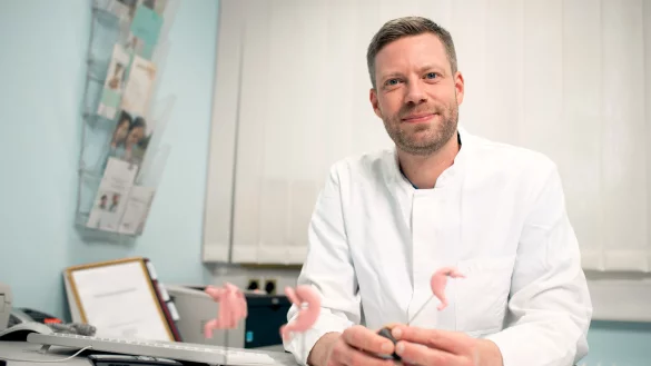 Im Einsatz: Jan Hoppe ist Facharzt für Viszeralchirurgie. Auf seinem Schreibtisch zeigt er drei Miniaturmodelle von Mägen, wie sie nach einer Adipositas-Operation aussehen können. - © Torben Gocke