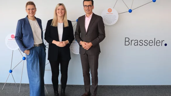 Neue Partnerschaft: Rabea Kruel (kommissarische Geschäftsführerin Lemgo Marketing), Laura Fuchs (Unternehmenskommunikation Brasseler) und Stephan Köhler (Sprecher der Geschäftsführung von Brasseler). - © Lemgo Marketing