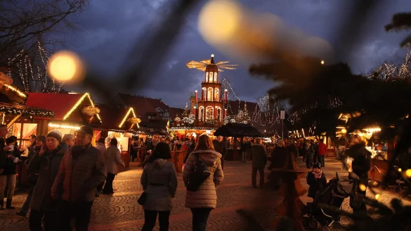 Die gro&szlig;e Pyramide auf dem Weihnachtsmarkt in Bad Salzuflen begeistert j&auml;hrlich viele Besucher. - &copy; Archiv: Vera Gerstendorf-Welle