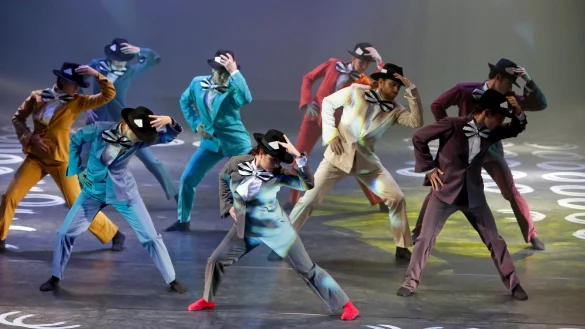 Viele Bowies auf der B&uuml;hne: Die Ballett-Compagnie des Detmolder Landestheaters pr&auml;sentiert morgen die Premiere des Tanzabends &bdquo;Lets Rock". - &copy; Landestheater/Hupfeld